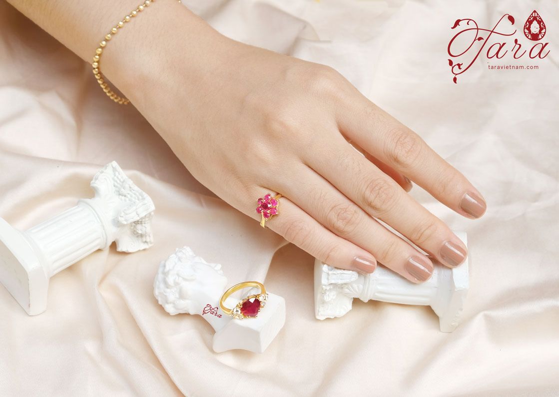 Nhẫn hoa đá Ruby - Vẻ đẹp cuốn hút, sang trọng