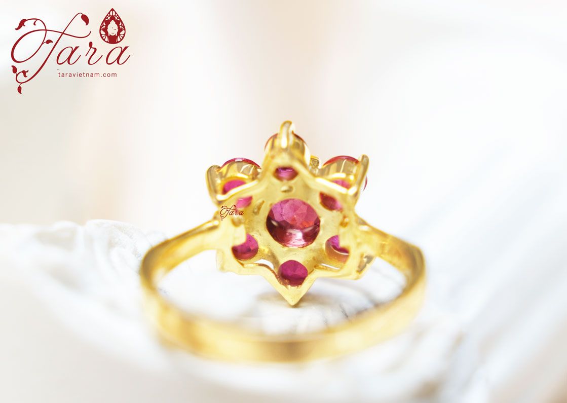 Nhẫn hoa đá Ruby - Vẻ đẹp cuốn hút, sang trọng