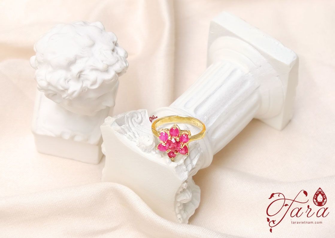 Nhẫn hoa đá Ruby - Vẻ đẹp cuốn hút, sang trọng