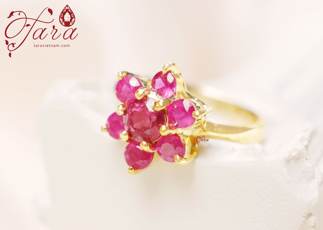Nhẫn hoa đá Ruby - Vẻ đẹp cuốn hút, sang trọng
