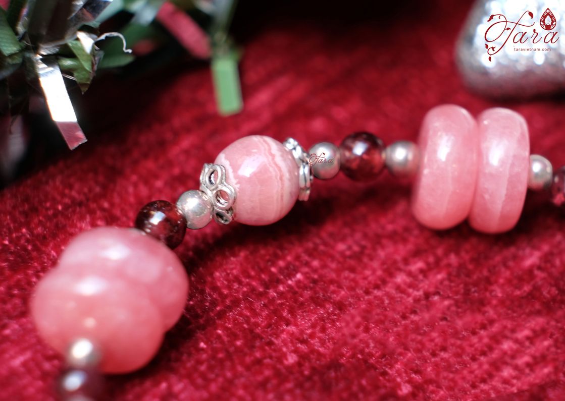 Vòng tay đá Đào Hoa mix Garnet và Charm Mèo Thần Tài Bạc 925- BỘ SƯU TẬP NOEL