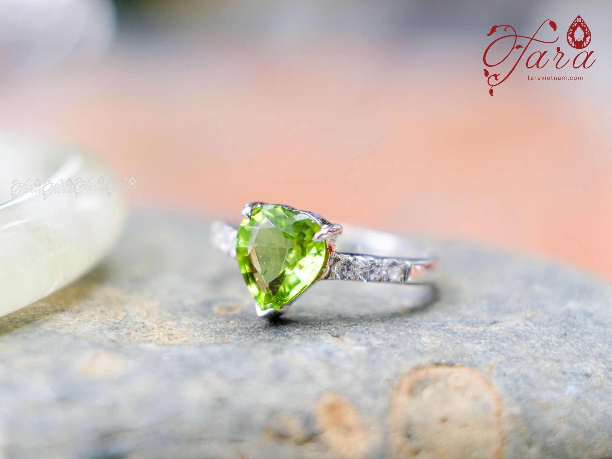  Nhẫn Peridot Trái Tim 