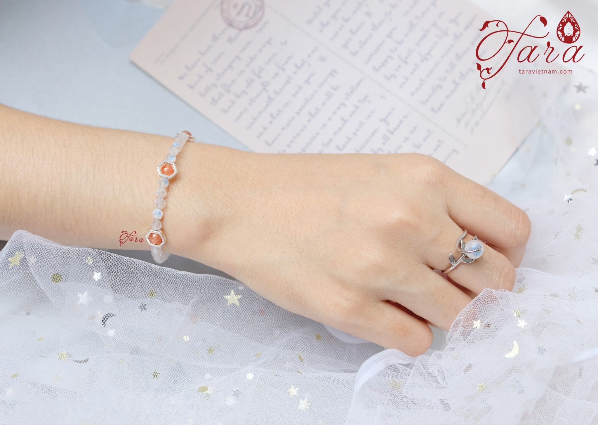 Lắc Moonstone tinh khôi lấp lánh mix Sunstone ấm áp nhiệm màu