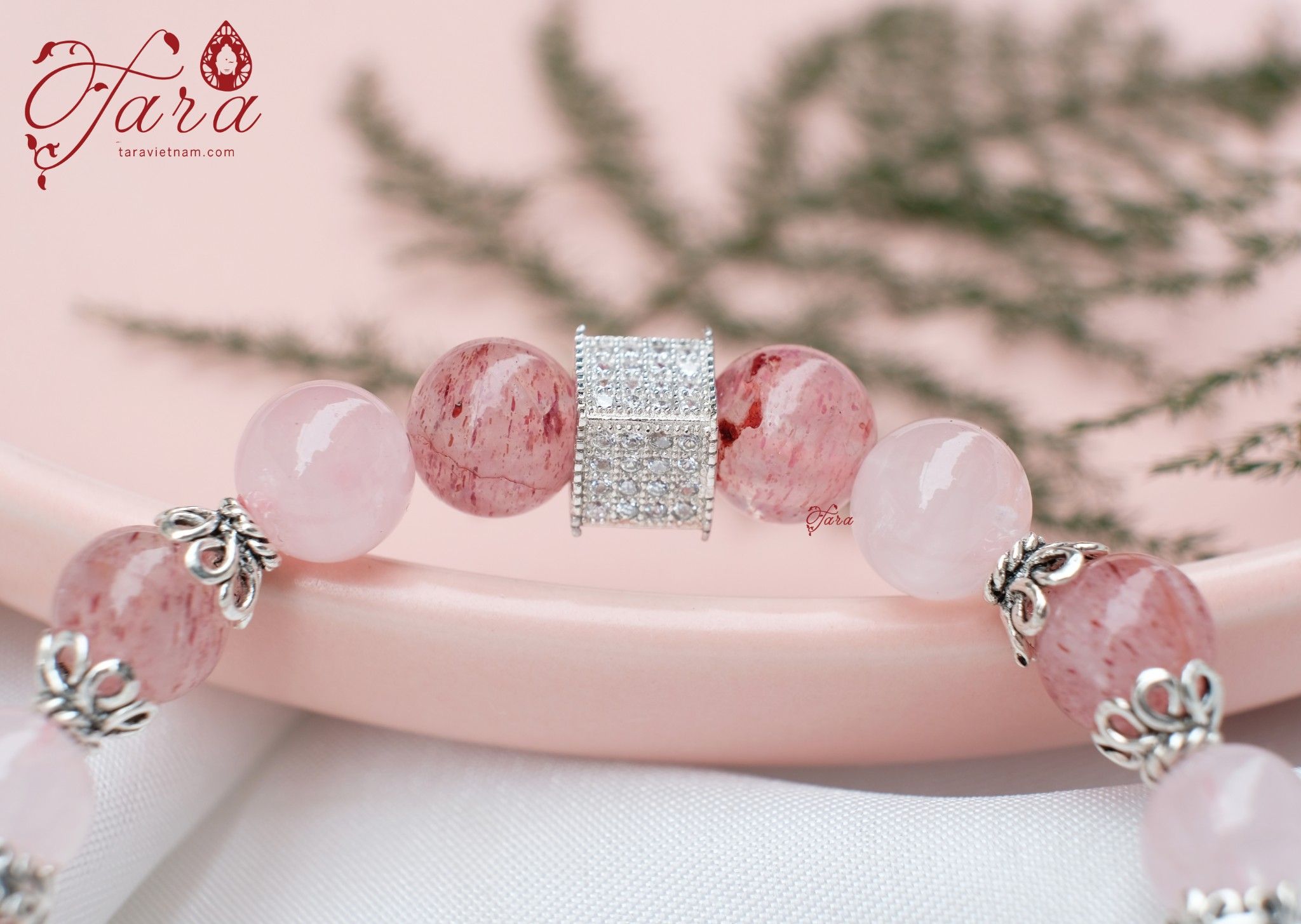 Vòng tay Thạch anh dâu mix Thạch anh hồng và Charm bạc cao cấp nữ tính, dịu dàng