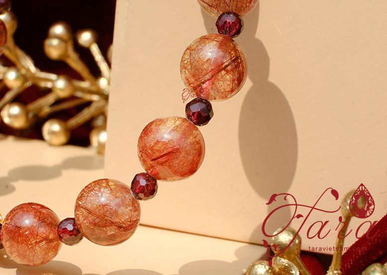  Vòng tay Thạch anh tóc đỏ mix Hổ Phách, Garnet và Charm vàng cao cấp 