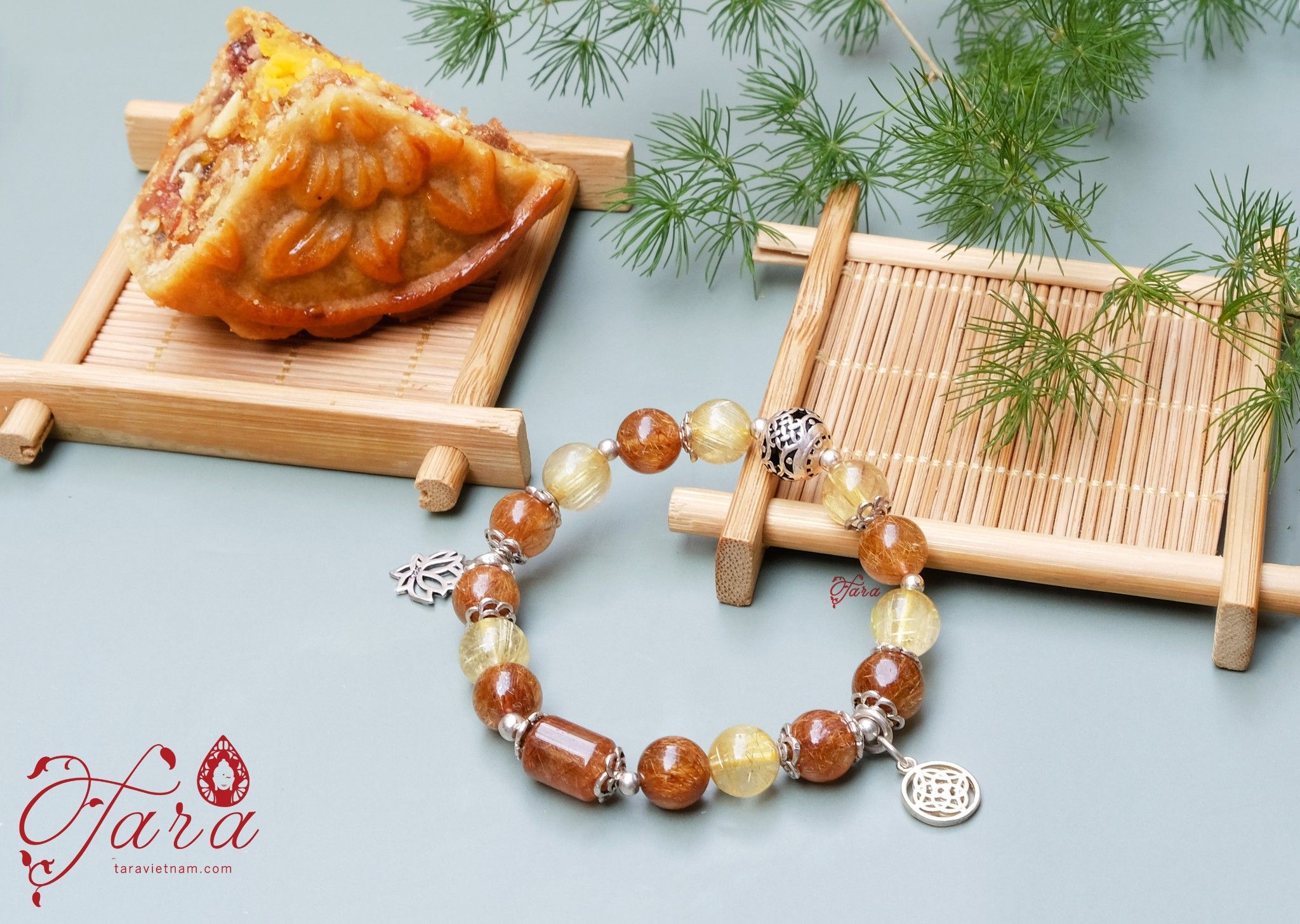 Vòng Thạch anh tóc vàng kết hợp lu thốngTóc nâu và Charm bạc bình an