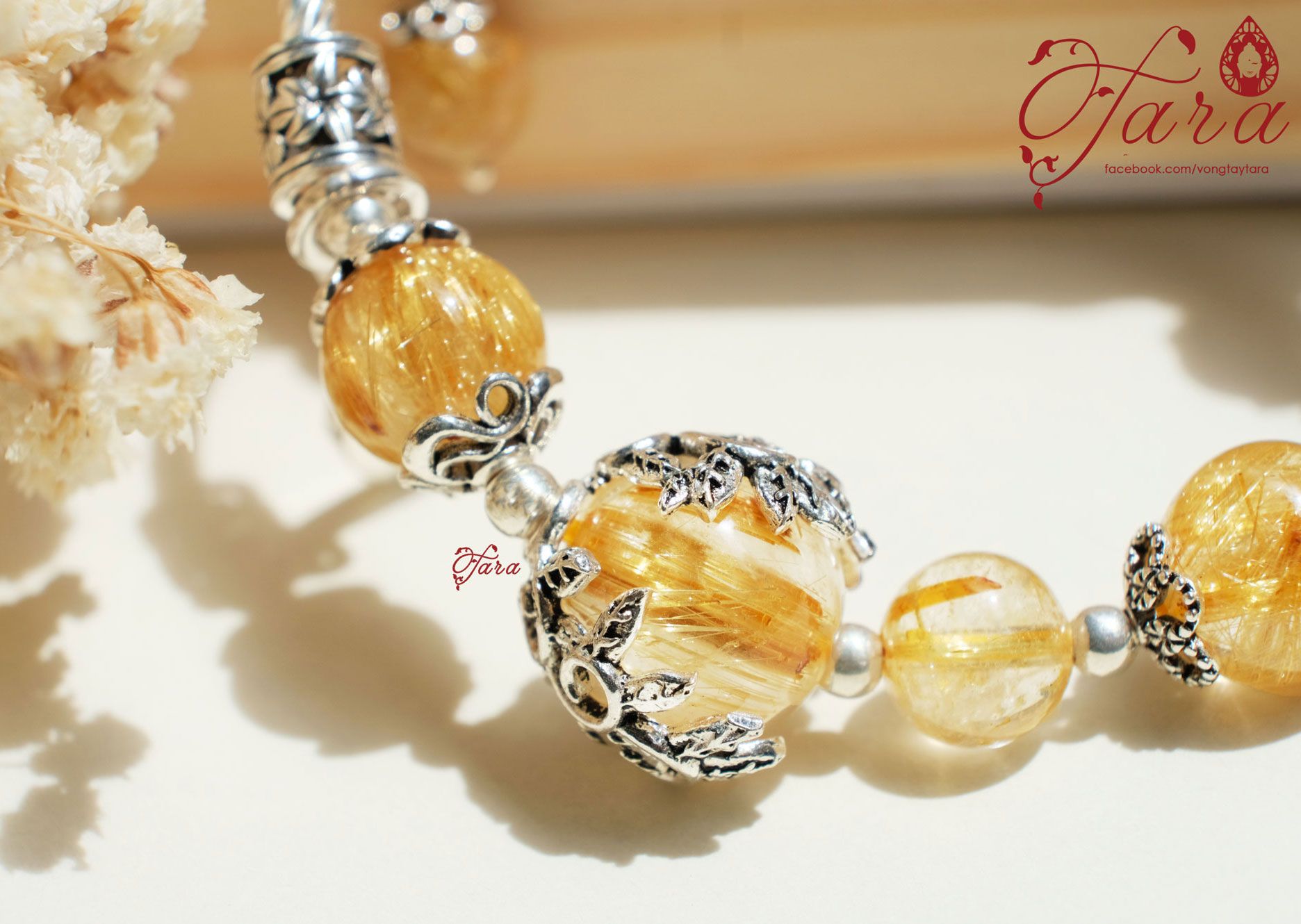 Vòng tay thạch anh tóc vàng mix Charm bạc Thái cao cấp
