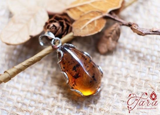 Mặt dây chuyền hổ phách