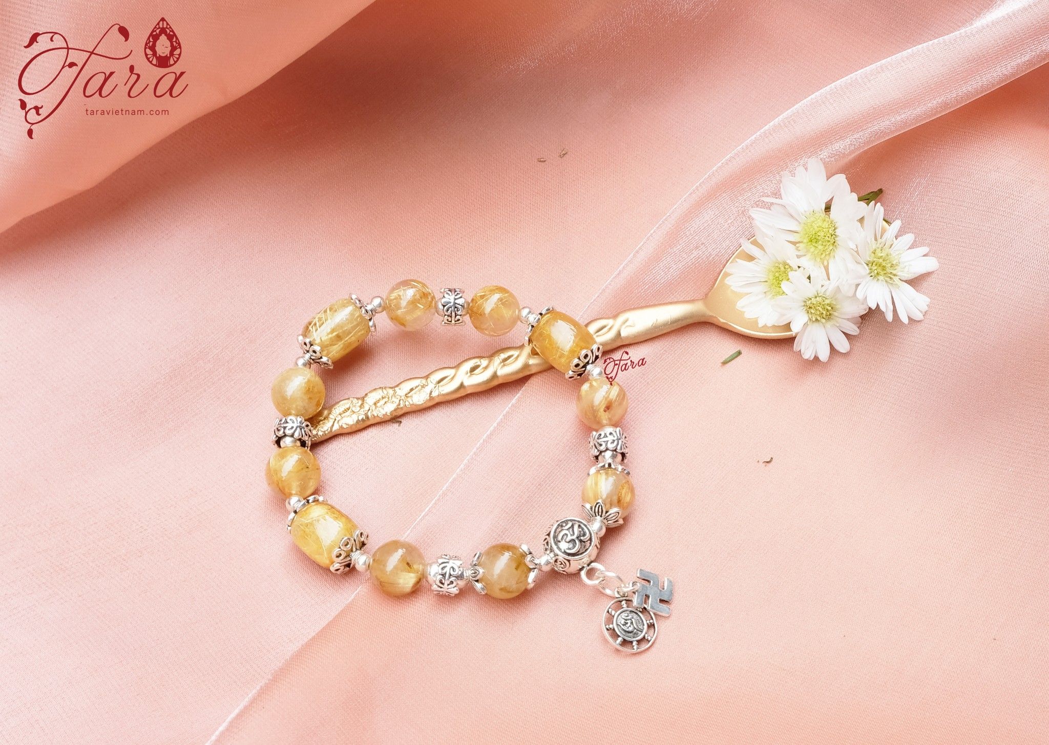 Vòng tay Thạch anh tóc vàng mix Charm chữ Vạn may mắn
