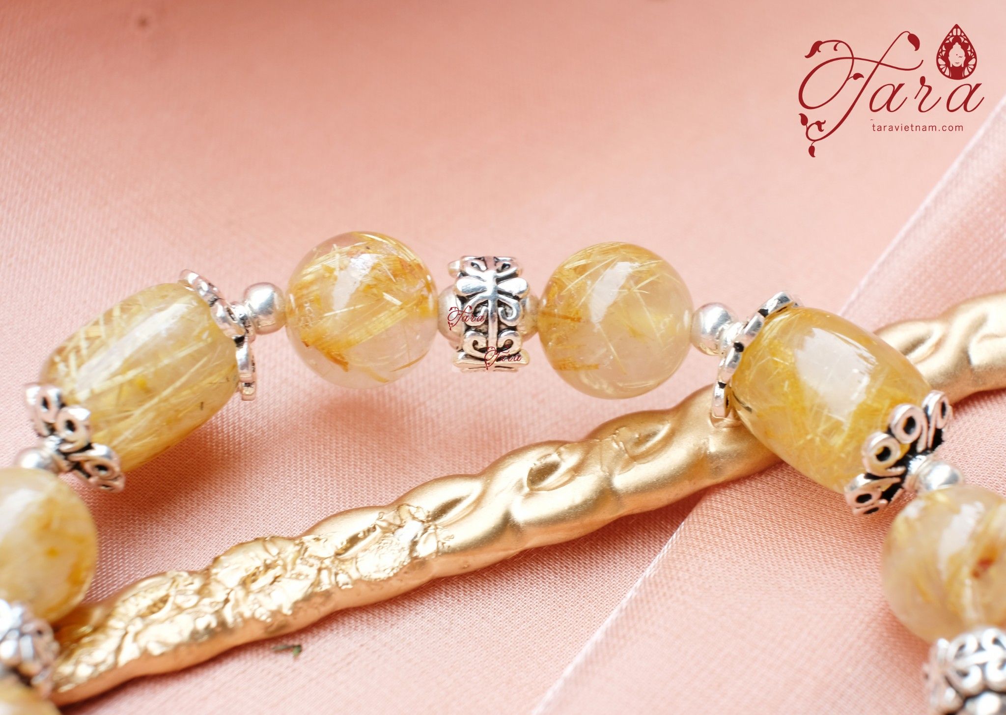 Vòng tay Thạch anh tóc vàng mix Charm chữ Vạn may mắn