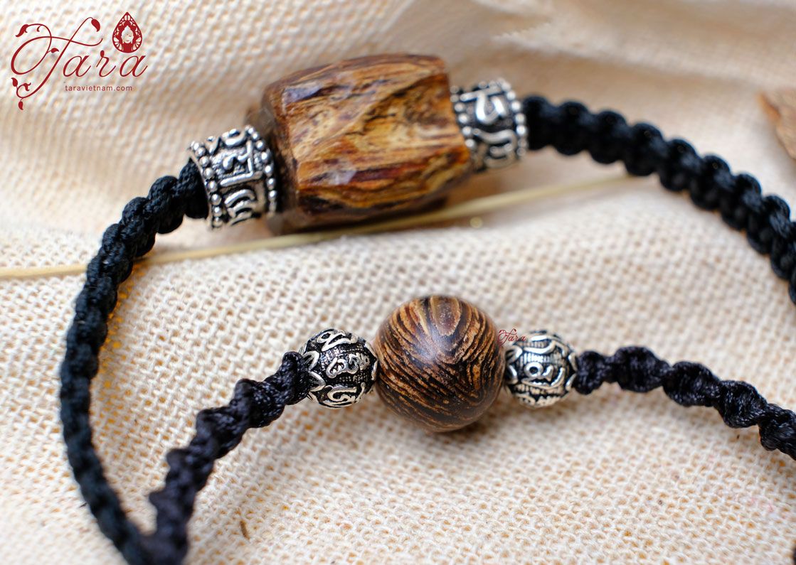 Vòng cặp Trầm Hương thắt dây vải và Charm Bạc khắc Lục Tự Minh Chú