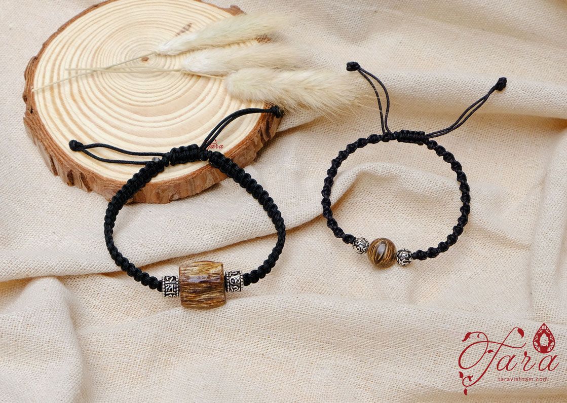 Vòng cặp Trầm Hương thắt dây vải và Charm Bạc khắc Lục Tự Minh Chú