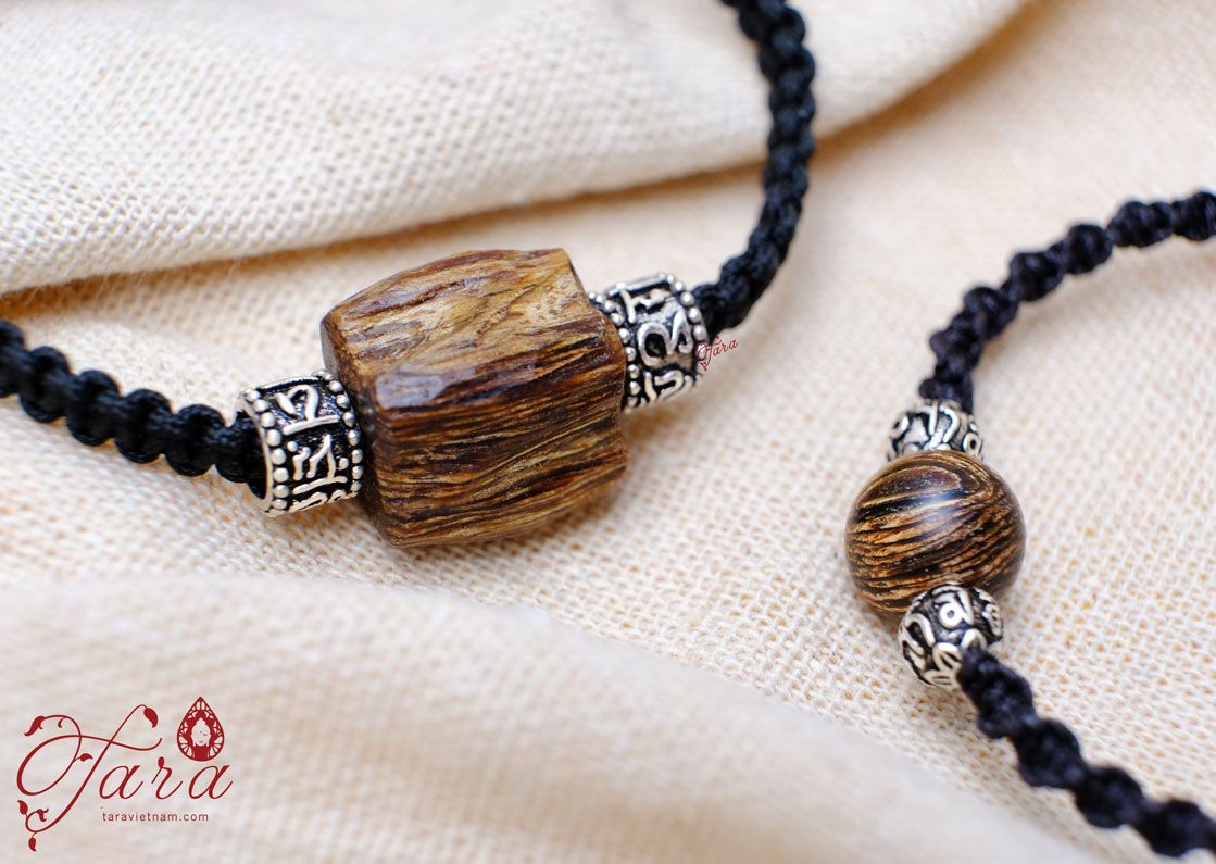 Vòng cặp Trầm Hương thắt dây vải và Charm Bạc khắc Lục Tự Minh Chú