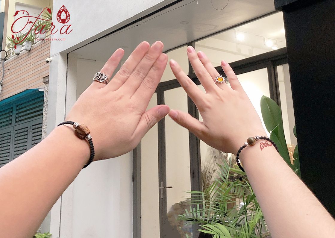 Vòng cặp Trầm Hương thắt dây vải và Charm Bạc khắc Lục Tự Minh Chú