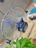 Quạt tích điện NLMT chân quỳ JD118L pin + NLMT