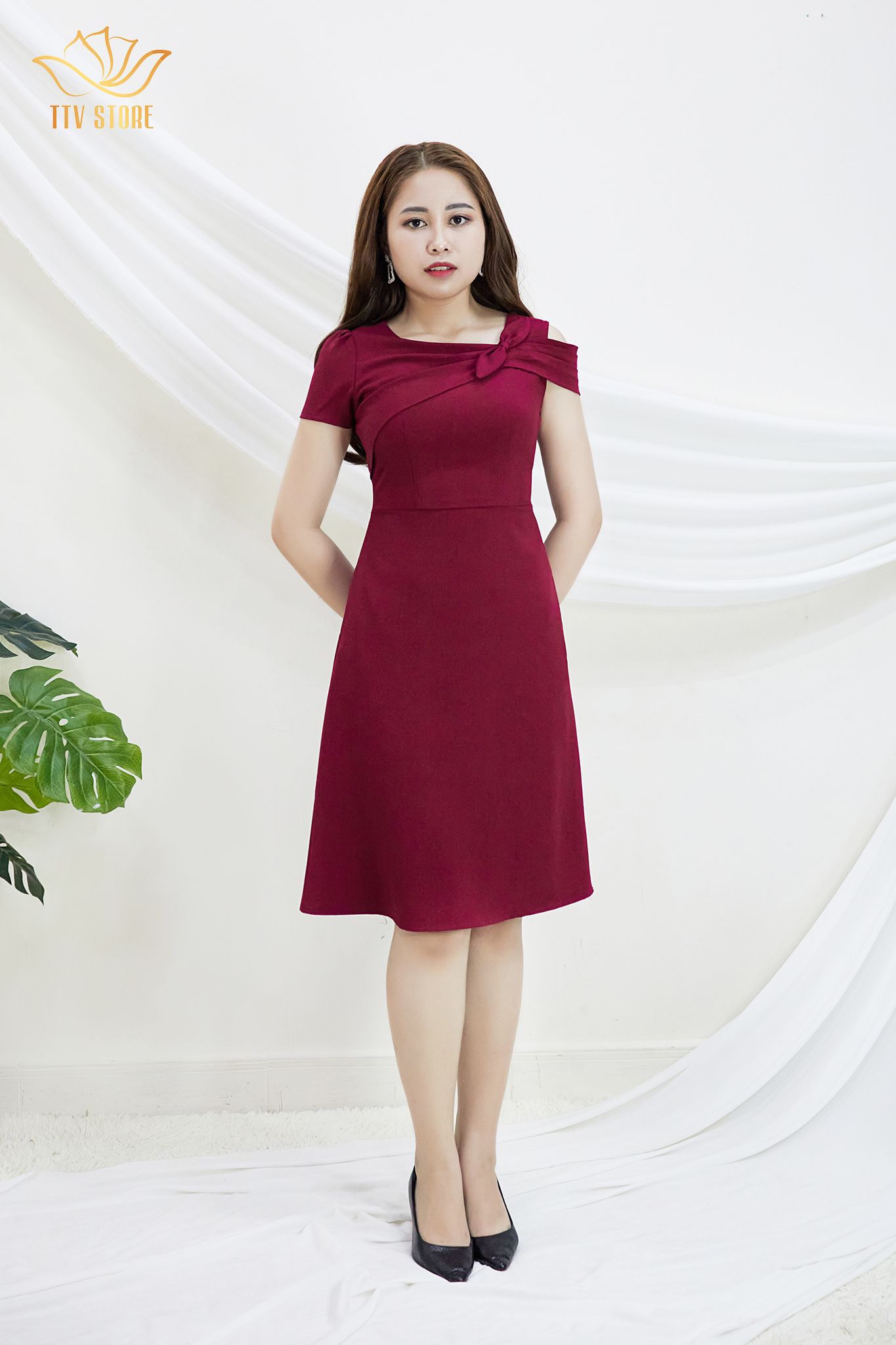 Đầm from A phối nơ rớt vai bên trái CT đỏ đô TTV387