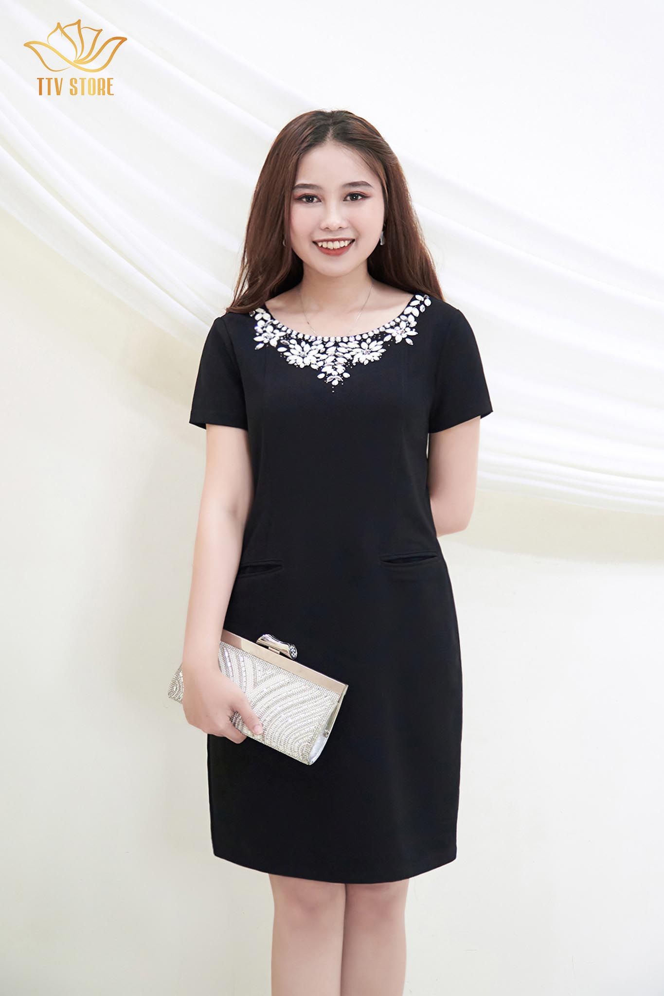 Đầm suông cổ kết đá C.T màu đen TTV88