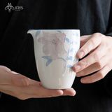 Bộ ấm chén trà gốm sứ hoạ tiết hoa ly vẽ tay