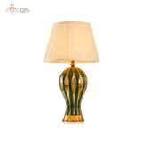 Đèn bàn gốm sứ nhấn vàng chụp beige