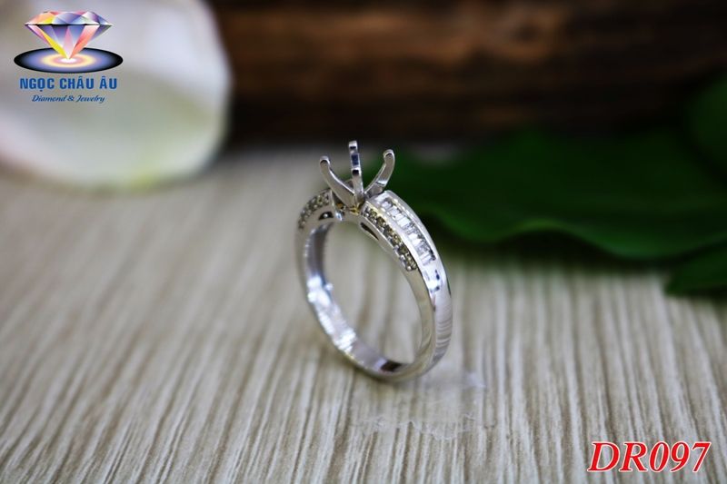Nhẫn nữ kim cương thiên nhiên DR097