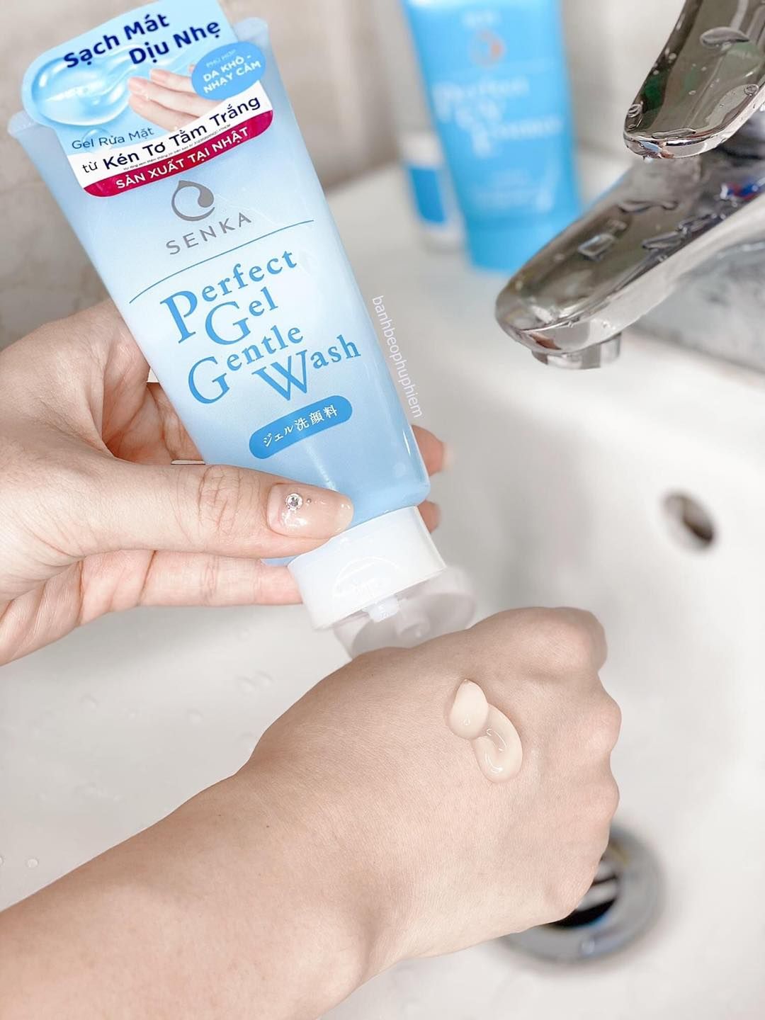 Gel Rửa Mặt Senka Perfect Gel Gentle Wash Tơ Tằm