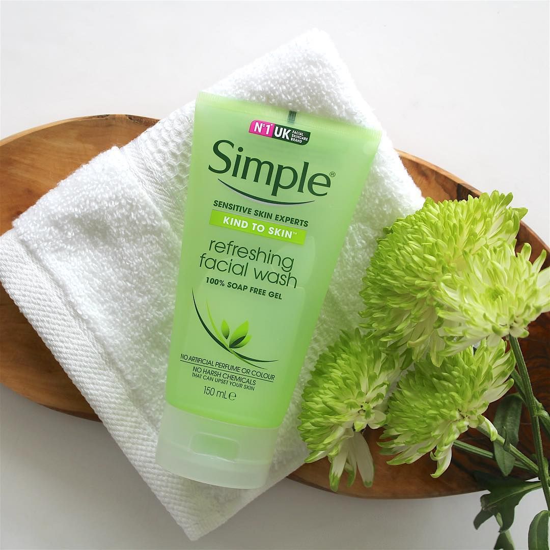  (Mẫu Mới) Sữa Rửa Mặt SIMPLE Kind To Skin Refreshing Facial Wash Gel - Có Tem Phụ 