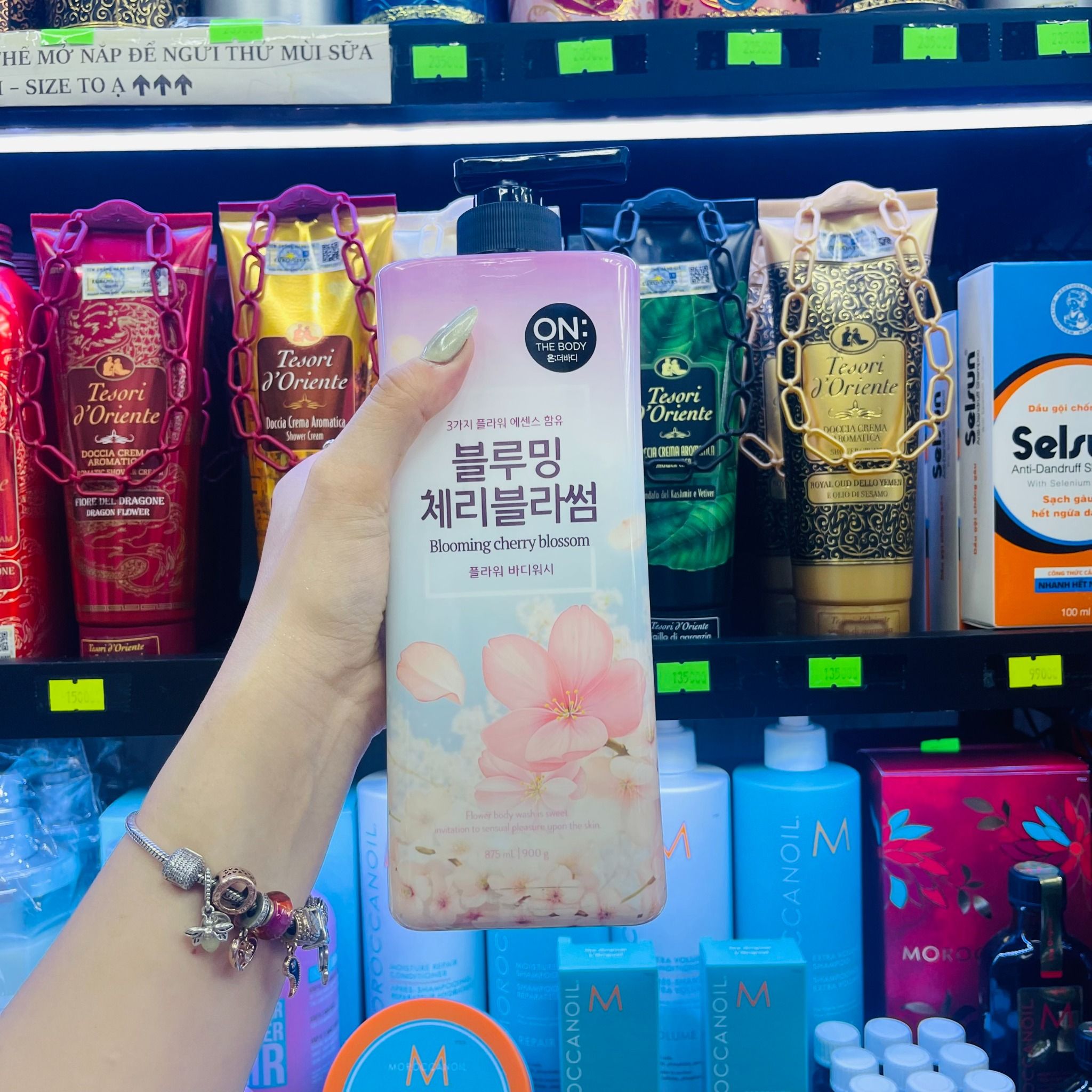  Sữa Tắm Nước Hoa On The Body Flower Damask Rose Body Wash Hàn Quốc 900g 