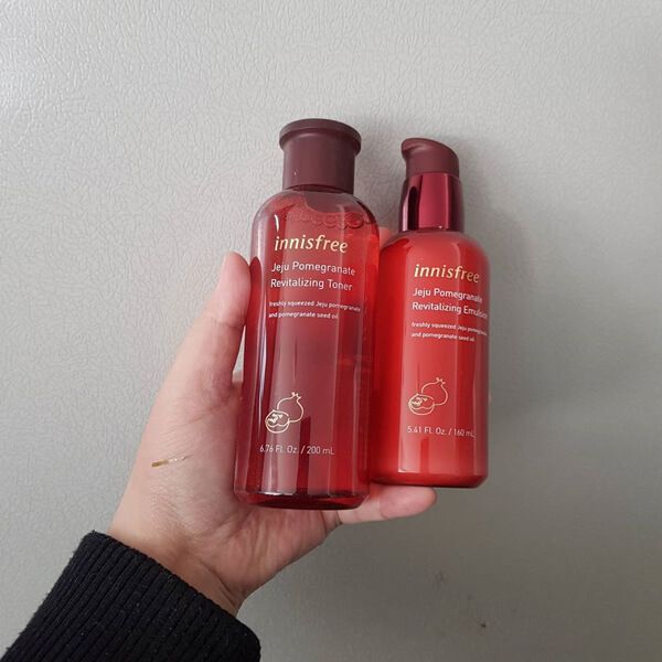 Sữa Dưỡng Làm Sáng Da, Chống Lão Hóa Chiết Xuất Từ Lựu Innisfree Jeju Pomegranate Revitalizing Emulsion 160ml