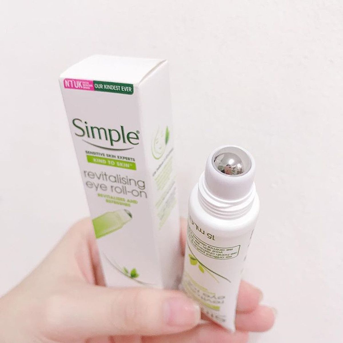  Lăn Dưỡng Mắt SIMPLE Kind To Eyes Revitalising Eye Roll On 