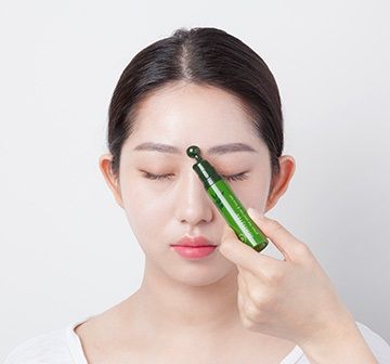  (Mẫu Mới) Thanh Lăn Massage Giảm Bọng, Cấp Ẩm Cho Mắt INNISFREE Green Tea Seed Eye & Face Ball 10ml 
