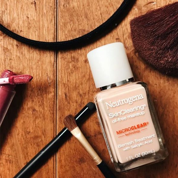 Kem Nền Neutrogena Skin Clearing Oil-Free Makeup