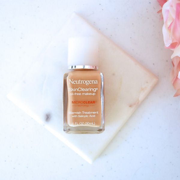 Kem Nền Neutrogena Skin Clearing Oil-Free Makeup