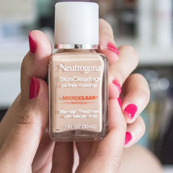 Kem Nền Neutrogena Skin Clearing Oil-Free Makeup