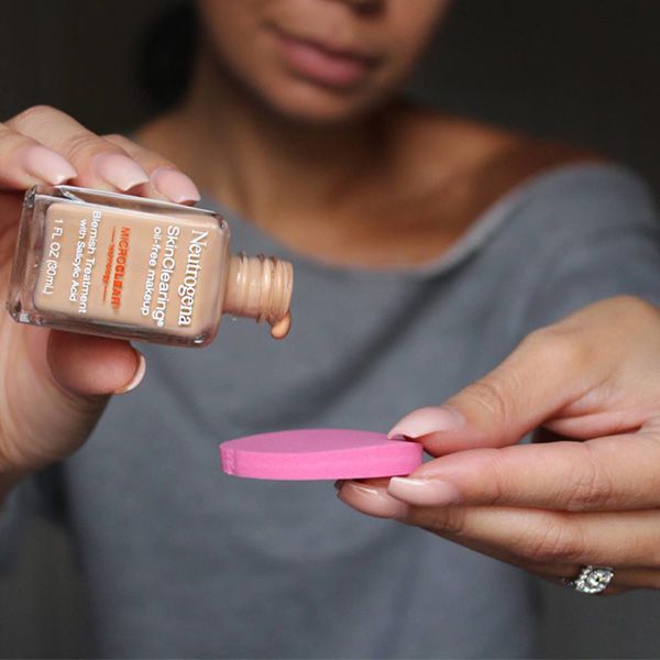Kem Nền Neutrogena Skin Clearing Oil-Free Makeup