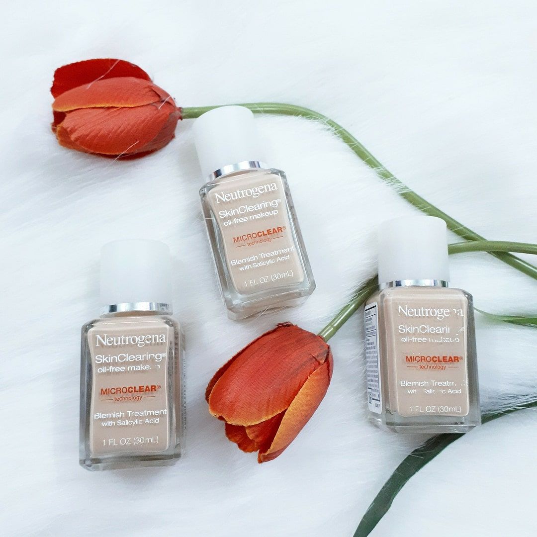 Kem Nền Neutrogena Skin Clearing Oil-Free Makeup