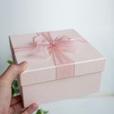  Hộp quà vuông đính nơ, hộp quà tặng sinh nhật, hộp quà tặng 8/3, Valentine (17.5x17.5x9cm) 