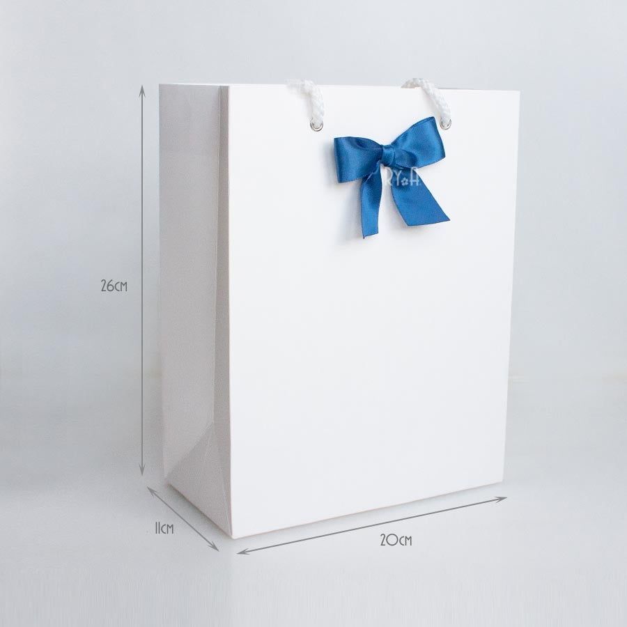  Túi giấy trắng gắn nơ sẵn kích thước dọc 26x20x11cm 