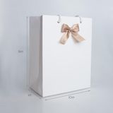 Túi giấy trắng gắn nơ sẵn kích thước dọc 26x20x11cm 