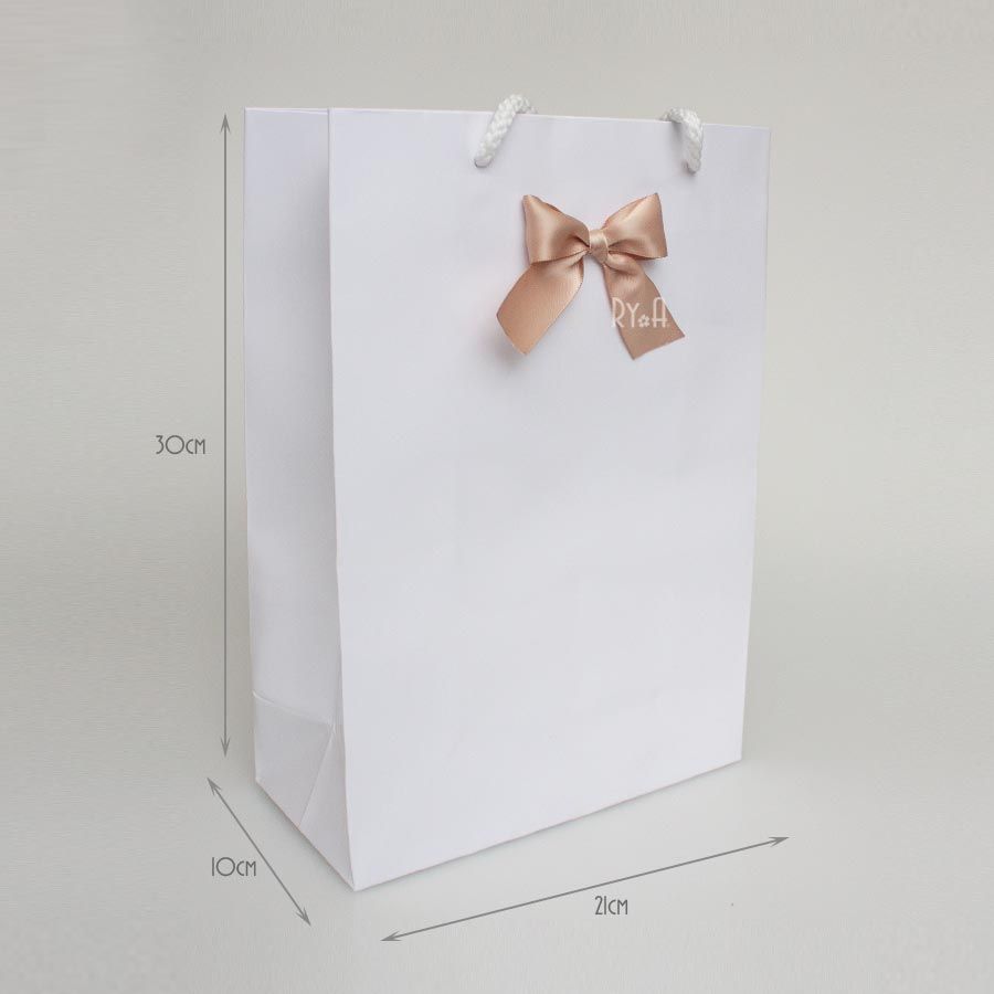 Túi giấy trắng gắn nơ sẵn kích thước dọc 30x21x10cm 