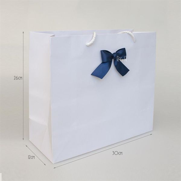  Túi giấy trắng lớn gắn nơ sẵn kích thước ngang 26x30x12cm 