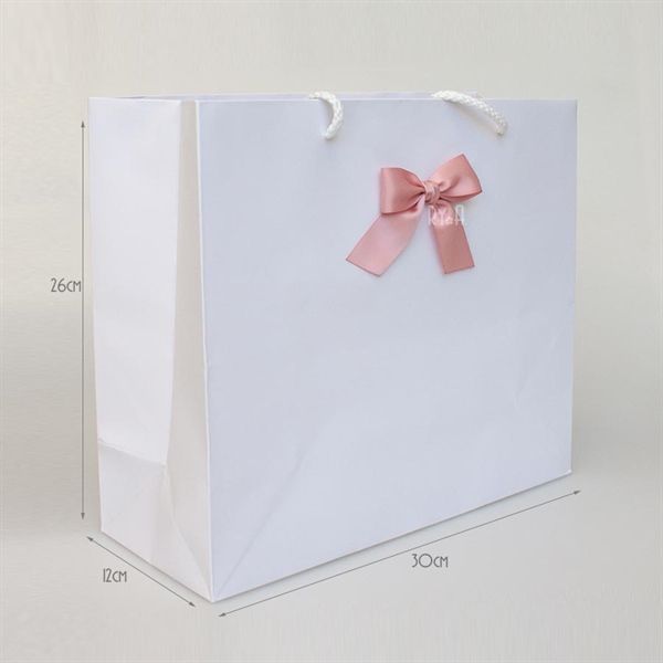  Túi giấy trắng lớn gắn nơ sẵn kích thước ngang 26x30x12cm 