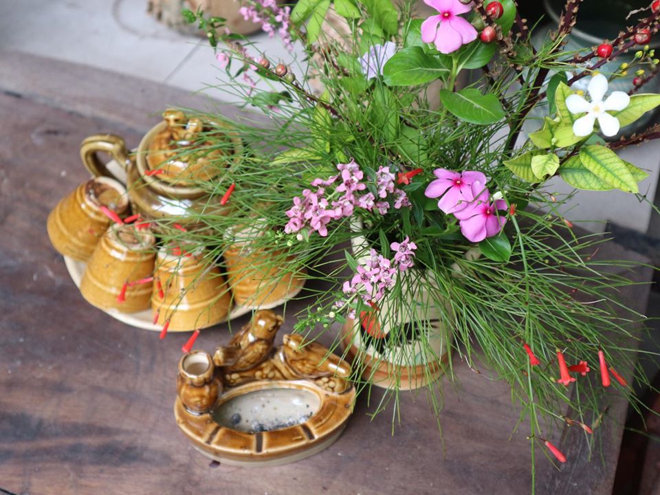 Bộ bình trà 5 tách và gạt tàn nâu vàng