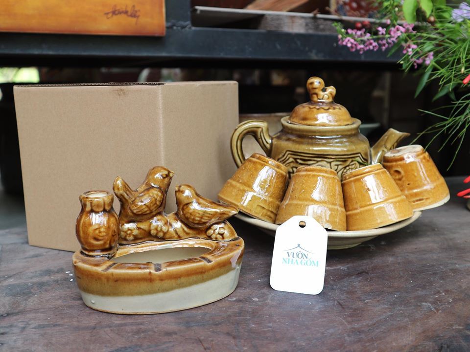 Bộ bình trà 5 tách và gạt tàn nâu vàng