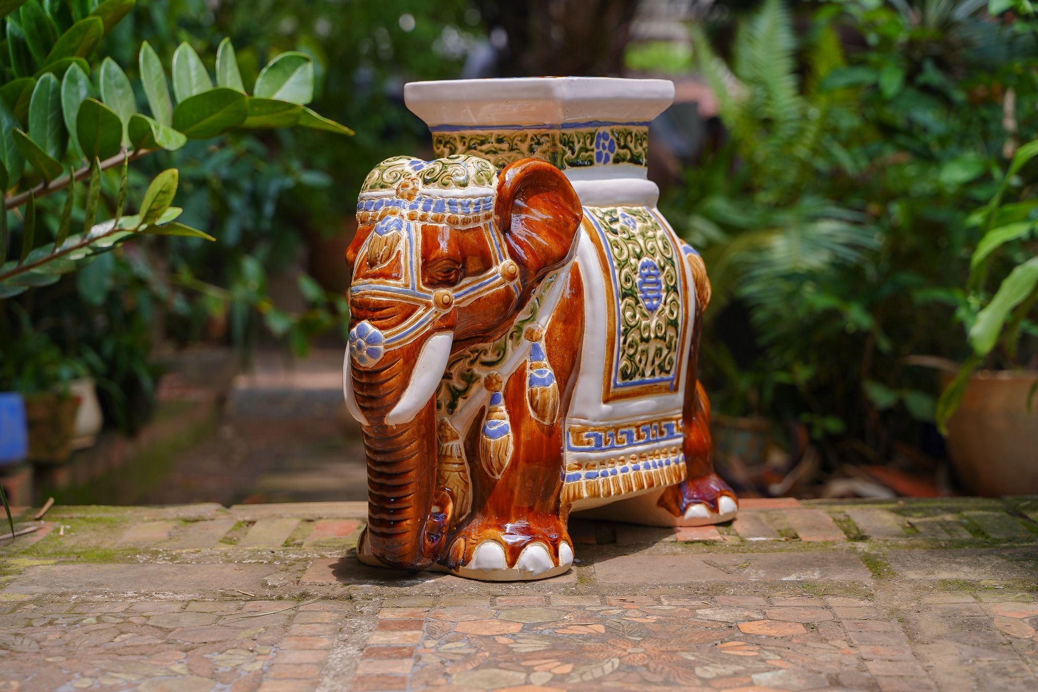 Đôn voi Nam bộ vòi xuống hoa văn dây lá, men nâu cổ điển, C43 x R50cm