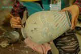  Bình cổ phục Việt tranh khắc Mai Điểu, Gốm Thủ Biên, (C31xM7) cm 