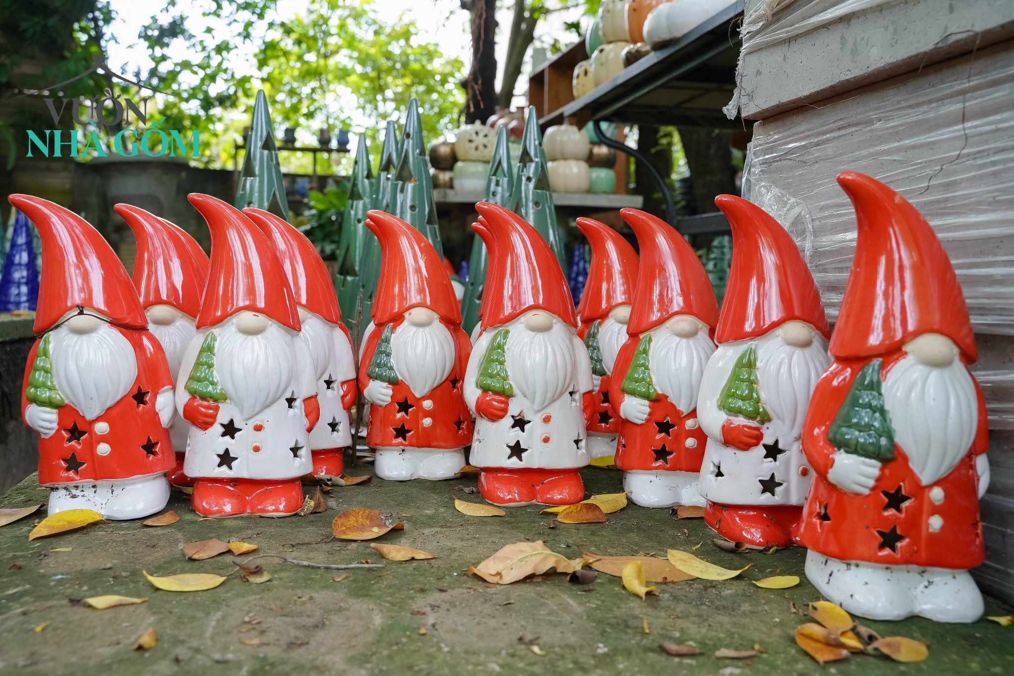 Tượng ông già Noel màu trắng cầm cây thông có lọng, H30