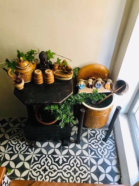 Bộ bình trà 5 tách và gạt tàn nâu vàng