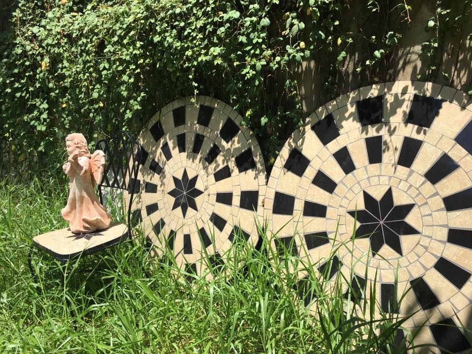 Mosaic hiện đại, bàn ghế hoa văn trắng đen, R110cm