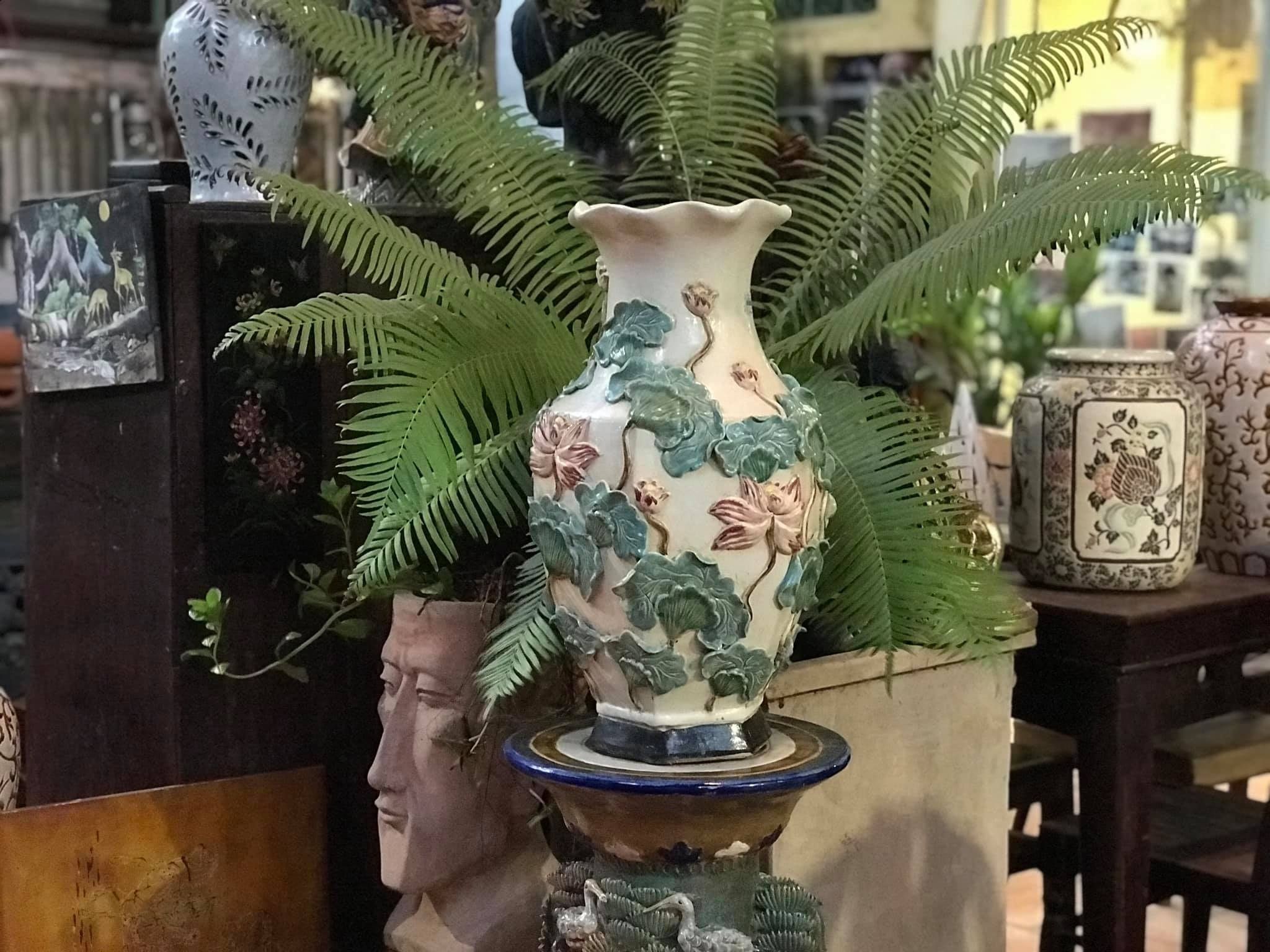 Bình hoa sen đắp nổi miệng bèo, gốm mỹ nghệ Nam bộ, H48cm