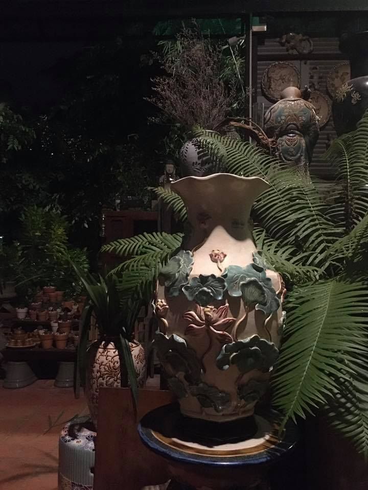 Bình hoa sen đắp nổi miệng bèo, gốm mỹ nghệ Nam bộ, H48cm